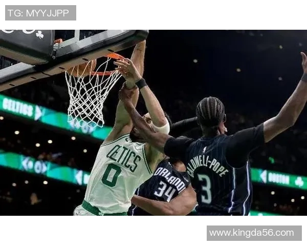 火箭队与雷霆队激战正酣NBA赛场精彩对决引发球迷热议